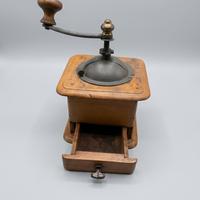 Antico Macinacaffè a Manovella in Legno e Ghisa