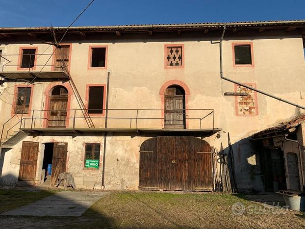 AMPIO RUSTICO IN CENTRO PAESE CON TERRENO