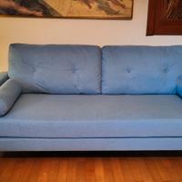 Due divani azzurri a tre posti