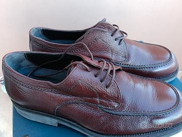 Scarpe Nell'uso Nuove