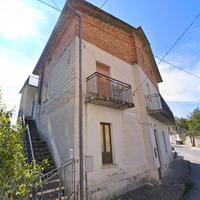 Intero fabbricato con ampio terreno