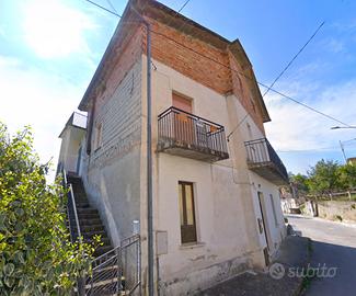 Intero fabbricato con ampio terreno