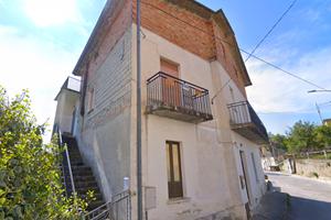 Intero fabbricato con ampio terreno