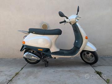Piaggio Vespa 50 ET4 - 2011