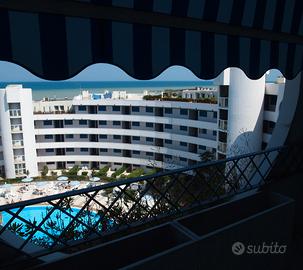 Fronte mare, appartamento su residence con piscina