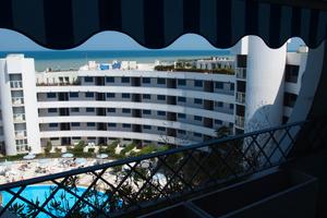 Fronte mare, appartamento su residence con piscina