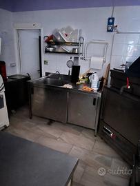 Locale commerciale ristrutturato e arredato