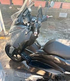 Yamaha xmax 300 tech carbon