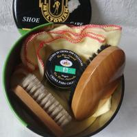 2 spazzole per lucidare scarpe +  panno e crema