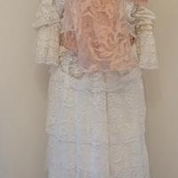 abito in pizzo e lino bianco