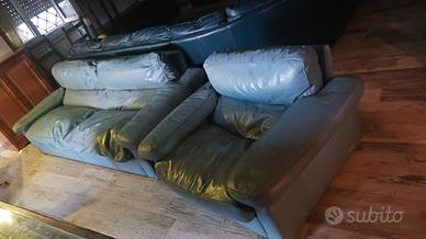 divano e poltrona in pelle Frau 