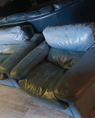 divano e poltrona in pelle Frau 