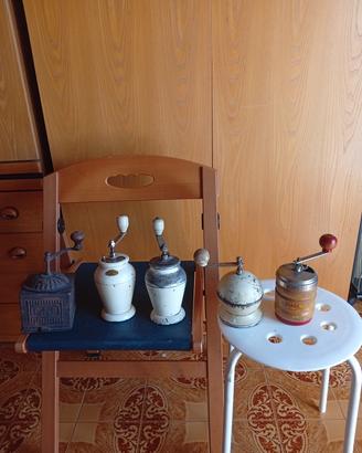Macinini da caffè Tre Spade e un Brazil in legno.