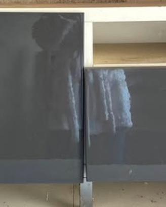 Mobiletto grigio e bianco con cassettoni