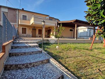 VILLA A SCHIERA D'ANGOLO A MORRO D'ORO