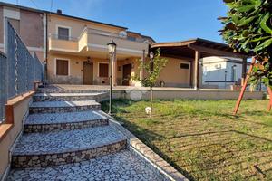 VILLA A SCHIERA D'ANGOLO A MORRO D'ORO