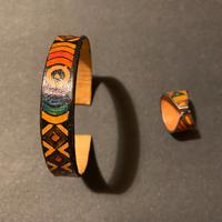 Due braccialetti etnici e anello abbinato