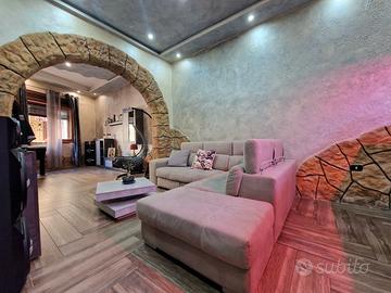 Casa indipendente bilivelli con terrazza e garage