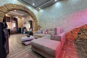 Casa indipendente bilivelli con terrazza e garage