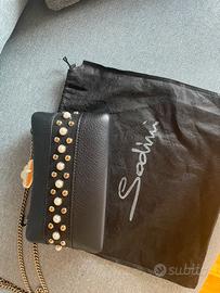 Pochette tracolla  nera Sodini con perle e borchie