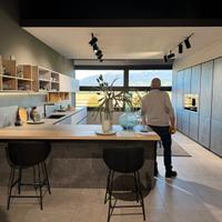Cucina con penisola moderna di alta qualità
