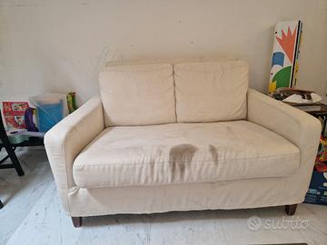 divano con fodera rovinata