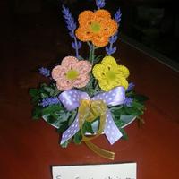 Fiori uncinetto-piattino con margheritine colorate