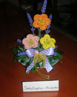 Fiori uncinetto-piattino con margheritine colorate