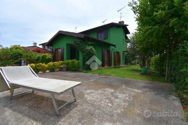 VILLA A SCHIERA D'ANGOLO A CASTIGLIONE DELLE STIVI