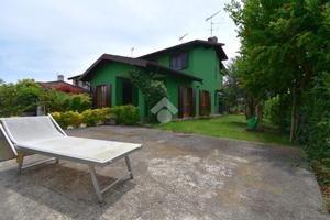 VILLA A SCHIERA D'ANGOLO A CASTIGLIONE DELLE STIVI