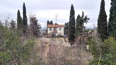 Azienda agricola con casale e terreno di 27 ettari