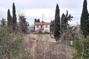 Azienda agricola con casale e terreno di 27 ettari