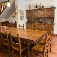 Tavolo con vetrina e bar