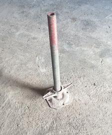 Basetta regolabile per ponteggio