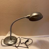 Vecchia lampada da tavolo