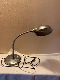 Vecchia lampada da tavolo