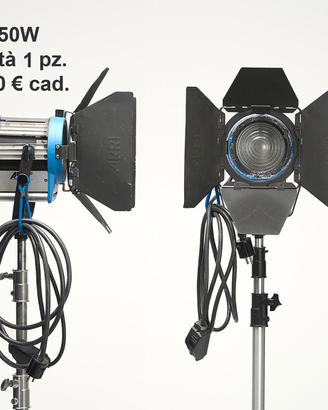 attrezzatura fotografica varia per sala di posa
