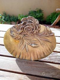 Oggetto in ottone lavorato con garofani