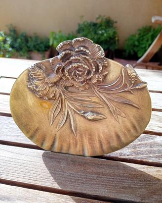 Oggetto in ottone lavorato con garofani