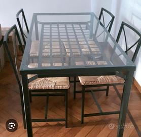Tavolo con sedie