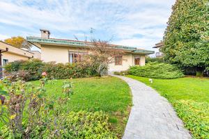 VILLA SINGOLA A LAINATE