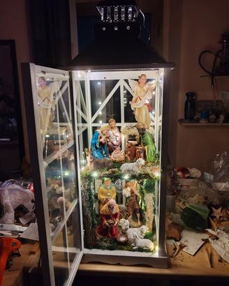 presepe creato dentro lanterna