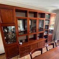 Sala con divano 3 posti con poltrona.