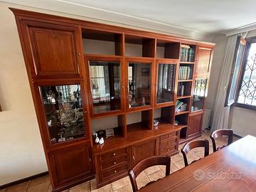 Sala con divano 3 posti con poltrona.