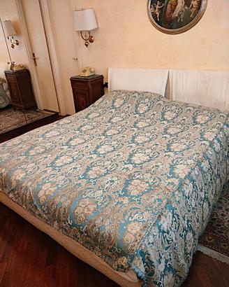 Copriletto matrimoniale damascato azzurro e beige