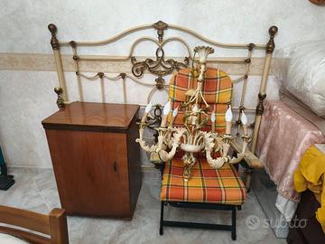 testata letto sdraio e lampadario 