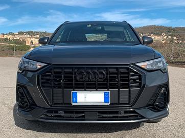 Audi Q3 35TFSI S line  Identity Black