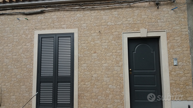 Casa singola con deposito e cortile