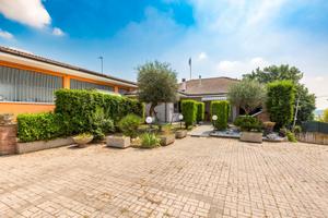 Casa indipendente con magazzino