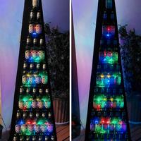 Albero di Natale con bottiglie di birra e luci